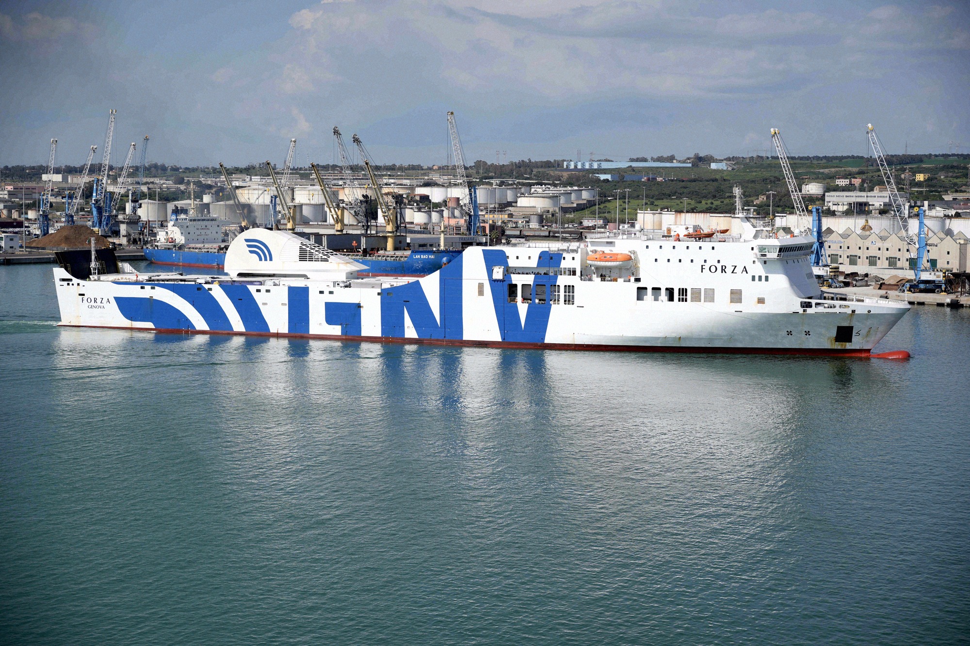 Eine GNV-Fähre im Hafen von Civitavecchia, dem Startpunkt deiner Route nach Tunis.
