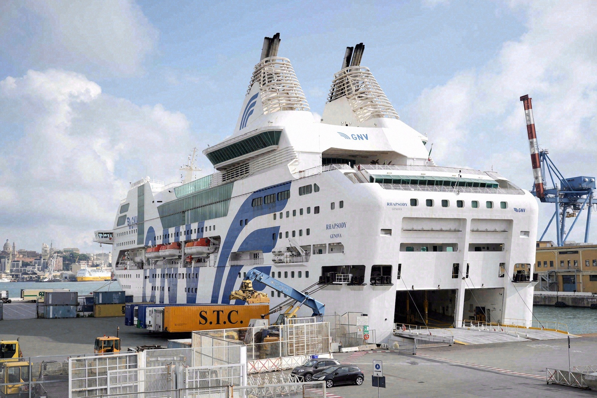 Eine GNV-Fähre im Hafen von Genua, Ausgangspunkt deiner Überfahrt nach Tunis.