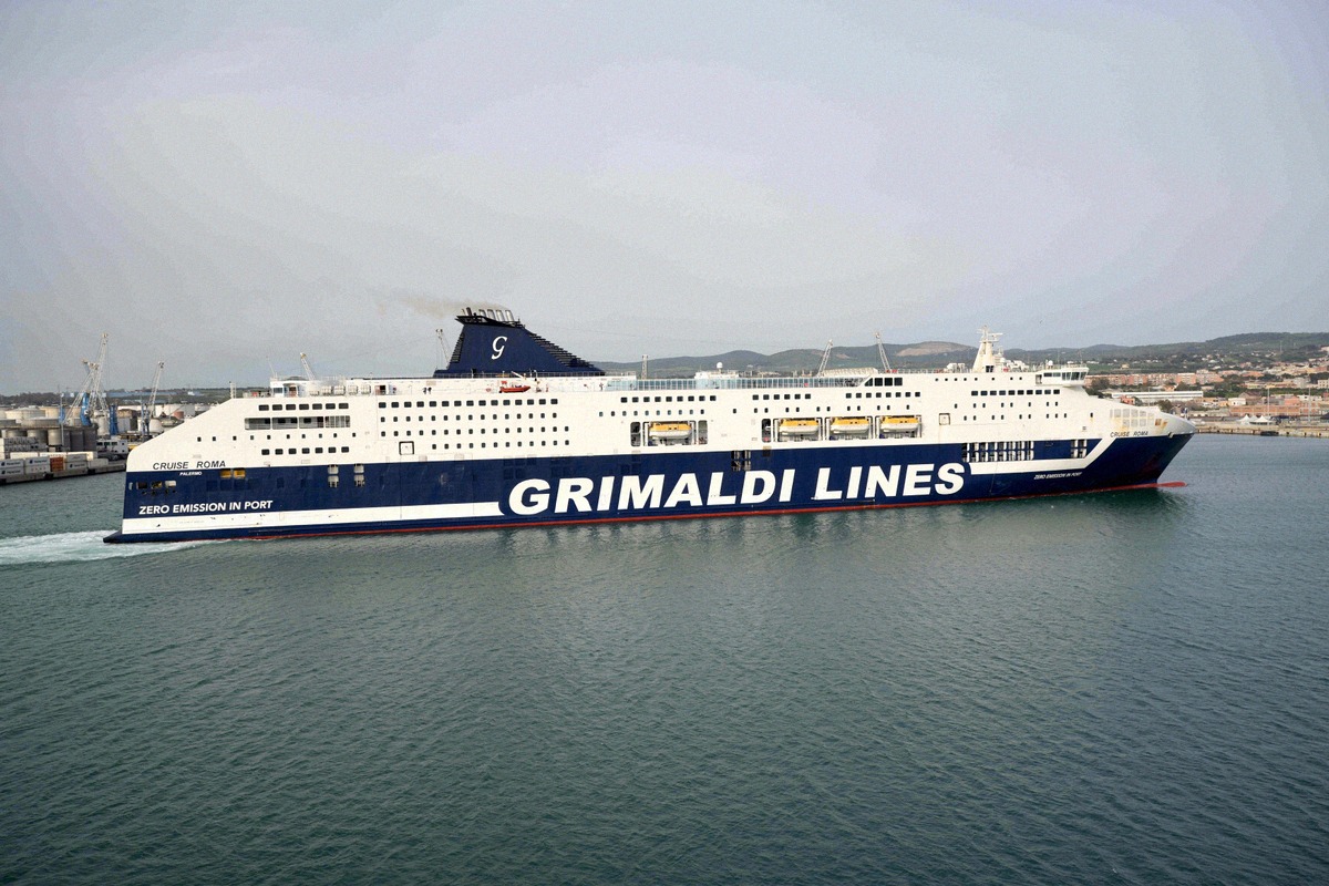 Die Grimaldi-Lines-Fähre Cruise Roma läuft aus einem Mittelmeerhafen aus