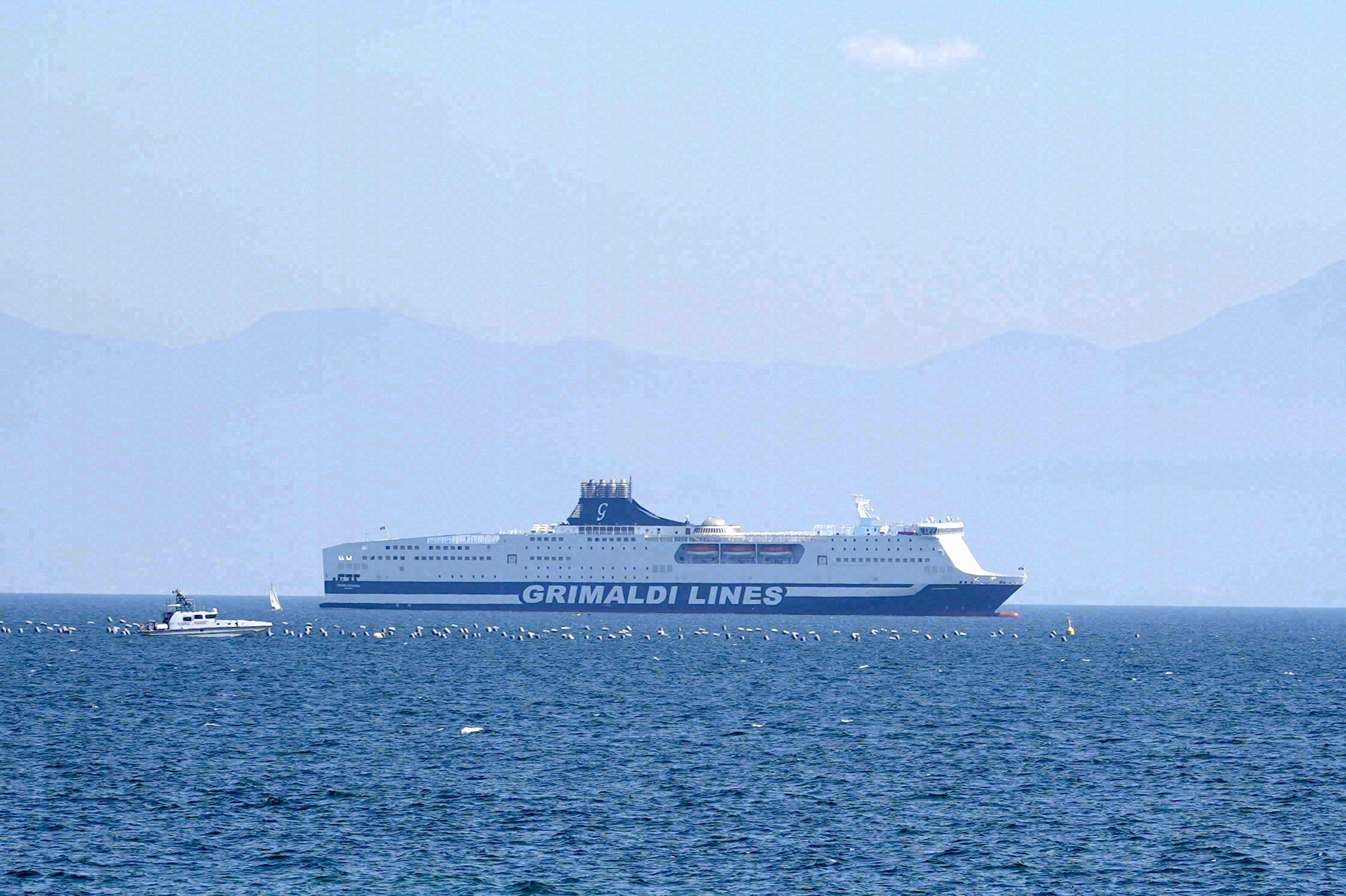 Eine Fähre von Grimaldi Lines auf dem Mittelmeer - die Reederei setzt auf der Strecke Salerno - Tunis Kreuzfährschiffe wie die Cruise Catania ein.