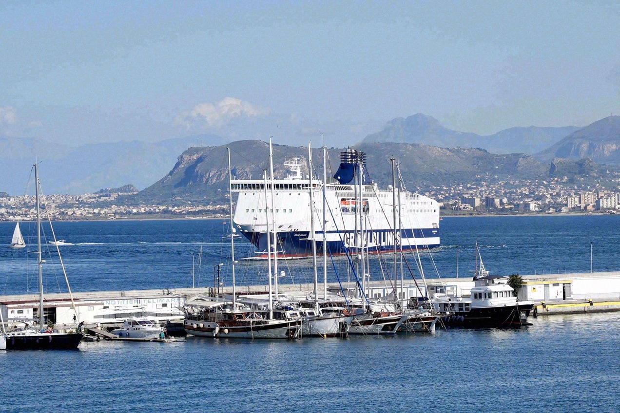 Fähre von Grimaldi Lines im Hafen von Palermo