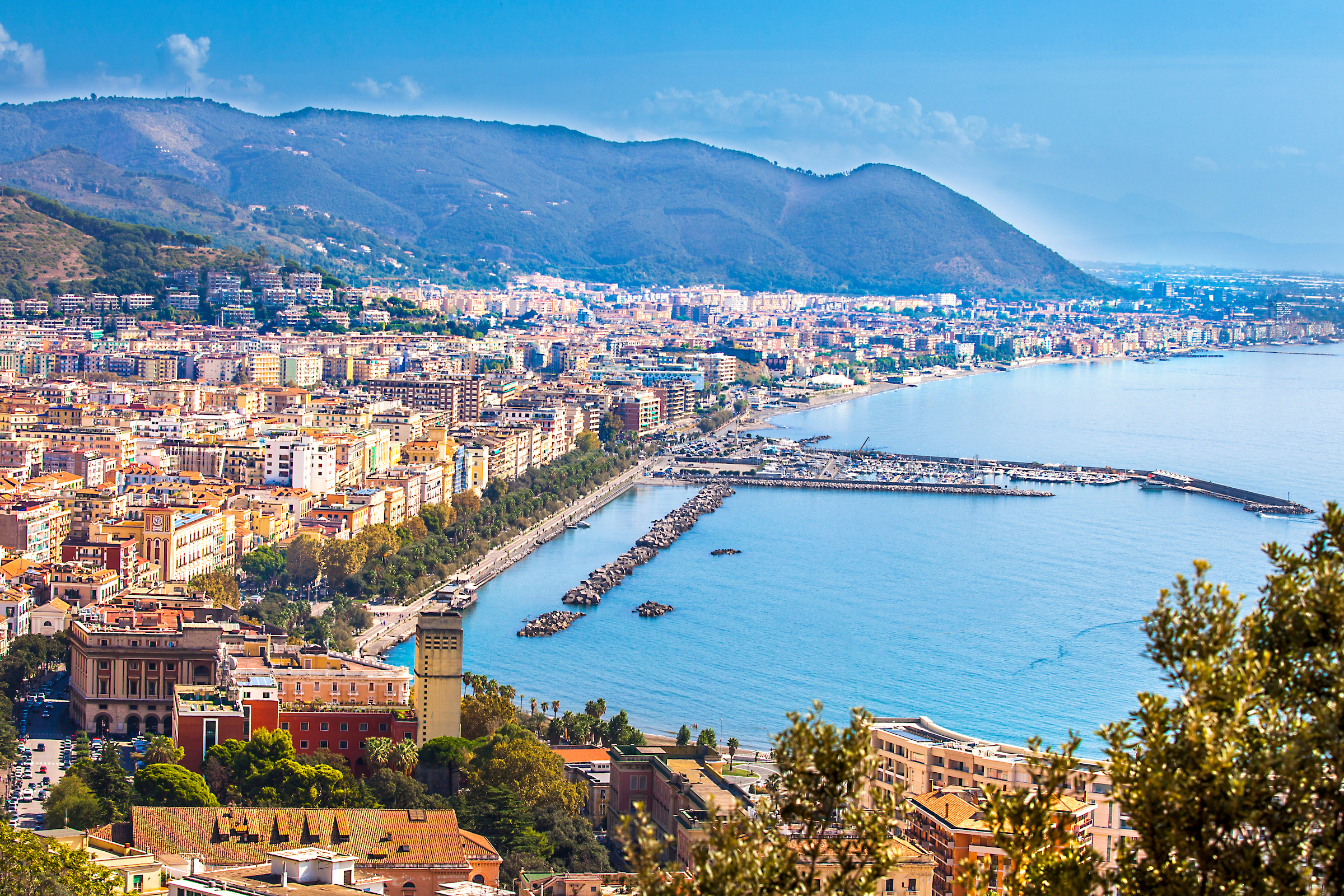 Salerno am gleichnamigen Golf - Ausgangspunkt deiner Grimaldi-Fähre nach Tunis.